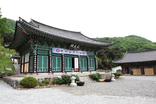 자갈 깔린 앞마당 뒤로 선 안심사 법당
