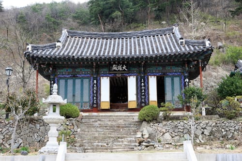 돌계단 위에 선 봉서사 대웅전