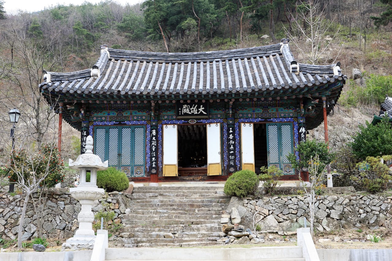 돌계단 위에 선 봉서사 대웅전