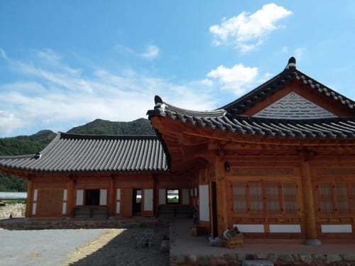 푸른 산을 등지고 선 창포마을의 한옥 건물