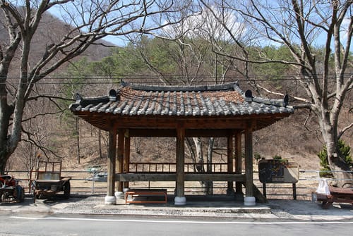 3코스 출발점인 학동마을 정류장 앞 기와 정자와 고종시 마실길 안내판