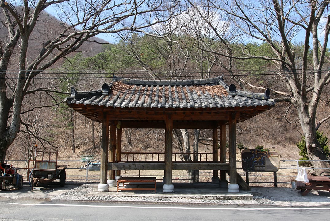 3코스 출발점인 학동마을 정류장 앞 기와 정자와 고종시 마실길 안내판