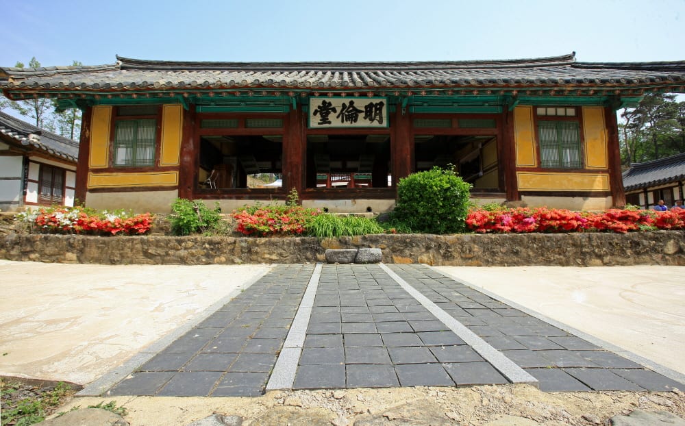 꽃밭 너머 박석 길 끝에 선 '明倫堂' 현판의 고산향교 명륜당