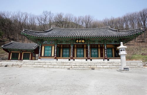 학림사 현판이 걸린 법당과 석등