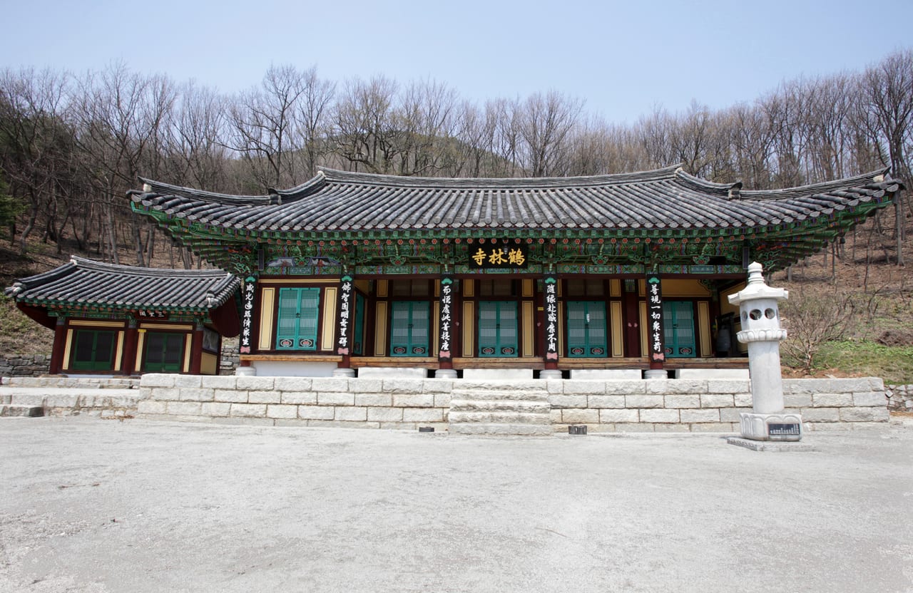 학림사 현판이 걸린 법당과 석등