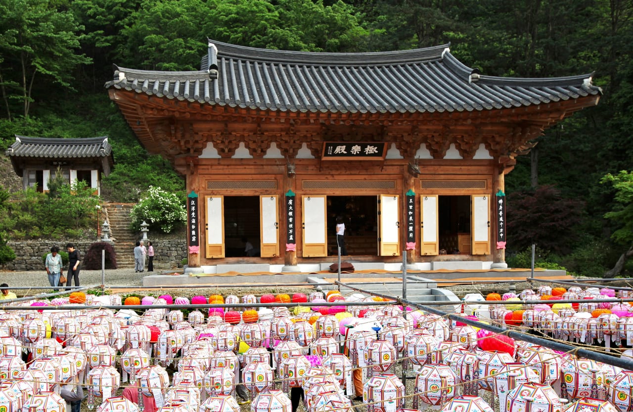 연등이 빼곡히 걸린 마당 뒤로 선 정수사 극락전
