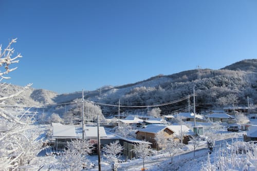 눈 덮인 산자락 아래 자리한 상호마을