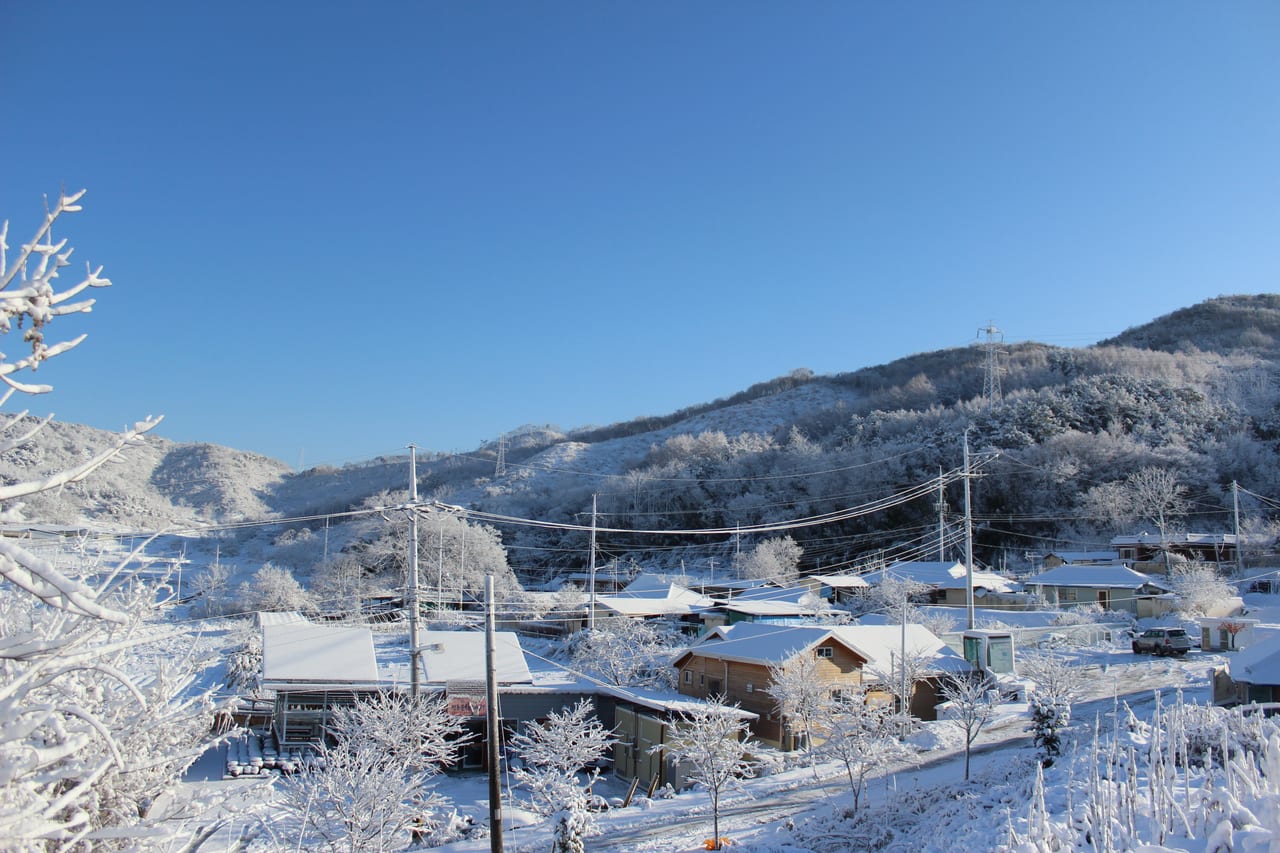 눈 덮인 산자락 아래 자리한 상호마을