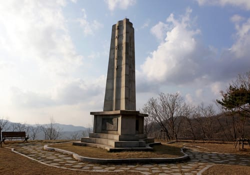 잔디 마당 가운데 높이 선 웅치 전적비