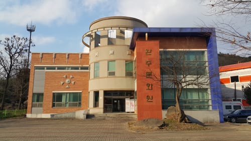 '완주문화원' 글씨를 세로로 붙인 붉은 벽돌 건물 정면과 앞마당