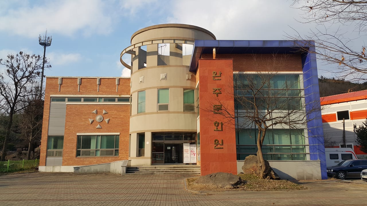 '완주문화원' 글씨를 세로로 붙인 붉은 벽돌 건물 정면과 앞마당